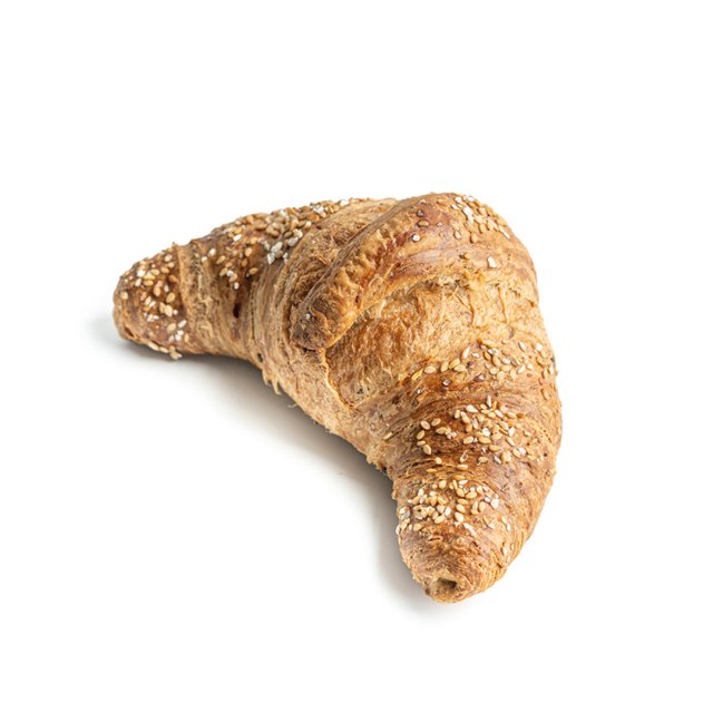 Croissant integral cu susan, în formă de semilună, pe fundal alb.