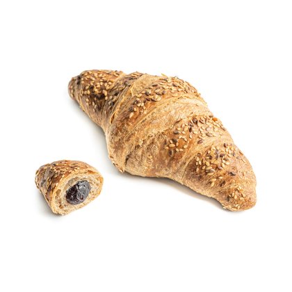 Croissant integral cu susan, cu o bucată mai mică tăiată ce dezvăluie umplutură de fructe de pădure