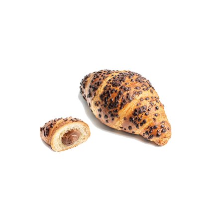 Croissant întreg cu bucăți de ciocolată, lângă o bucată tăiată cu umplutură de ciocolată și alune, pe fundal alb
