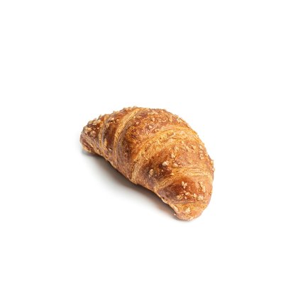Croissant auriu, curbat, cu zahăr grunjos deasupra, pe fundal alb.