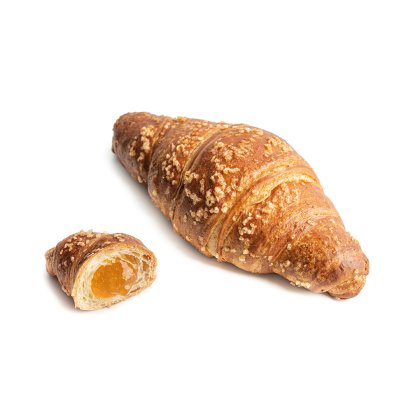 Croissant întreg cu zahăr lângă o jumătate umplută cu gem de caise, pe fundal alb.