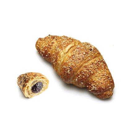 Croissant integral cu susan, lângă o bucată mușcată cu umplutură de ciocolată, pe fundal alb.