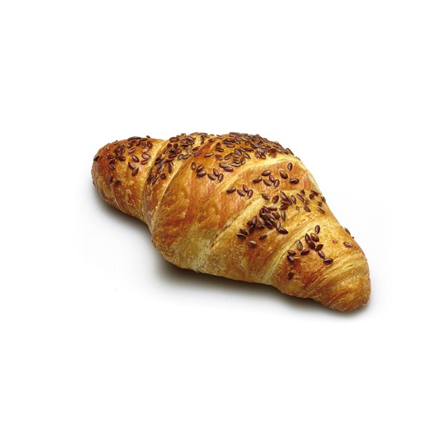 Croissant copt auriu, presărat cu semințe de in, pe fundal alb.