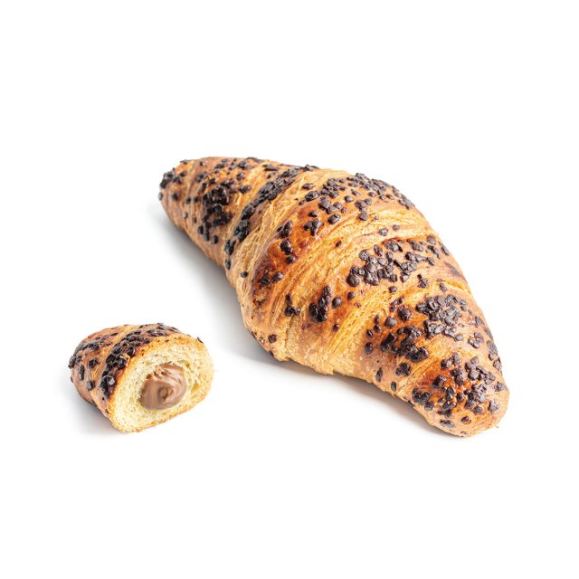 Croissant cu bucăți de ciocolată, tăiat, cu umplutură de ciocolată și alune, pe fundal alb.