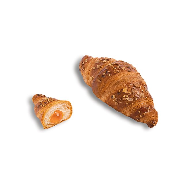 Croissant întreg cu semințe și nuci lângă unul tăiat, cu umplutură de fructe portocalie