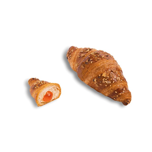 Două croissante multicereale cu umplutură de caise, unul întreg și unul tăiat pe jumătate, pe fundal alb.