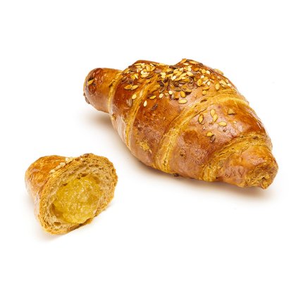 Croissant auriu multicereale cu semințe, bucată tăiată cu umplutură galbenă moale, pe fundal alb