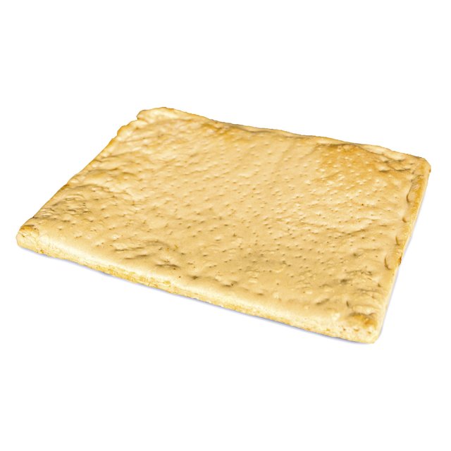 Foaie dreptunghiulară de aluat auriu pentru turtă, înțepat, cu suprafață texturată, pe fundal alb
