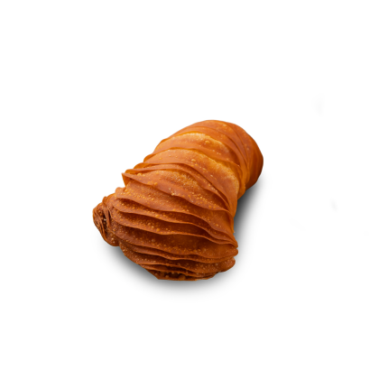 Rulou de patiserie prăjit auriu-brun, cu textură stratificată, striată, pe fundal alb.