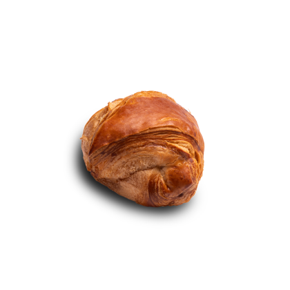 Croissant auriu și foietaj, cu formă curbată, pe fundal alb.