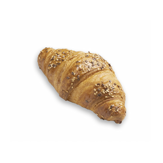 Croissant auriu și foietat, cu susan și mac amestecat, pe fundal alb.