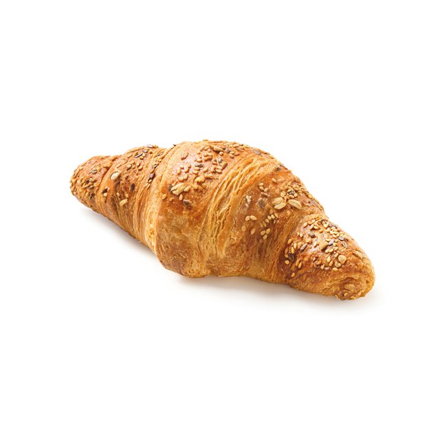 Croissant multicereale copt auriu, cu semințe și fulgi de ovăz, pe fundal alb.