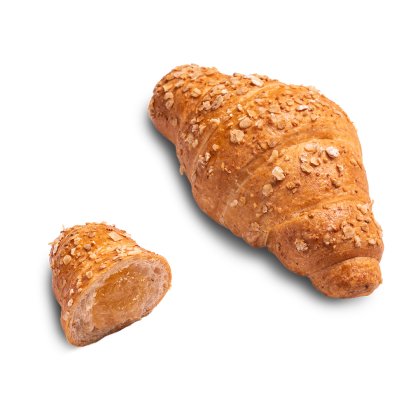 Croissant integral cu fulgi de ovăz, lângă o bucată mai mică tăiată cu umplutură de caise.
