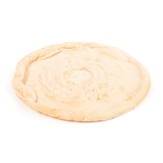 Aluat rotund necopt de lipie, cu margine ridicată și textură în spirală, pe fundal alb