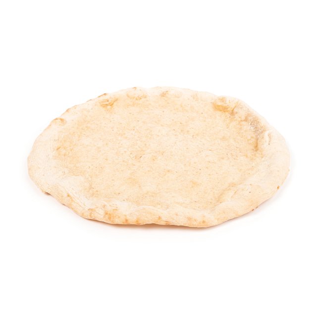 Bază rotundă de aluat de pizza necoaptă, cu margine texturată și ridicată, pe fundal alb.