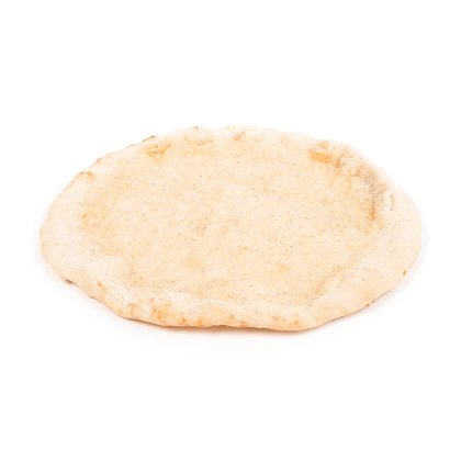 Bază rotundă de aluat de pizza necoaptă, cu margine texturată și ridicată, pe fundal alb.
