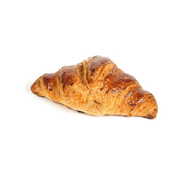 Croissant copt auriu-brun cu crustă lucioasă și crocantă pe fundal alb.