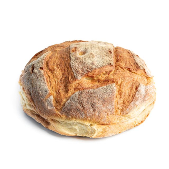 Pâine artizanală rotundă și crocantă, cu coajă aurie crestată și presărată cu făină, pe fundal alb.
