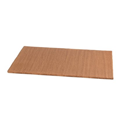 Foaie plată dreptunghiulară de carton ondulat maro pe fundal alb.