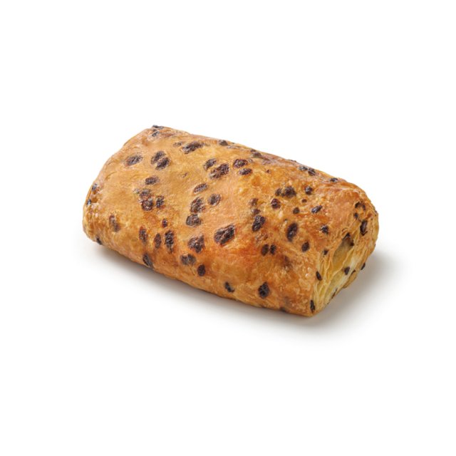 Rulou auriu cu stafide și crustă crocantă, foietaj, pe fundal alb.