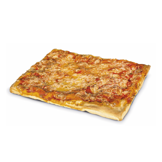 Pizza dreptunghiulară cu brânză, mozzarella topită și sos de roșii pe blat gros, pe fundal alb.