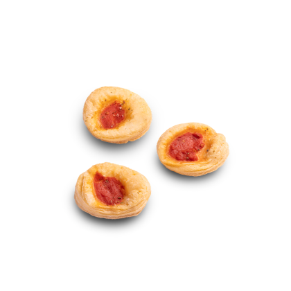Trei tartine rotunde din foietaj cu umplutură de sos de roșii, pe fundal alb.