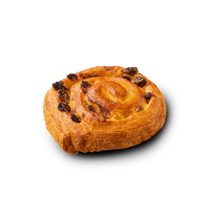Produs de patiserie spirală aurie cu stafide în aluatul rulat, pe fundal alb.