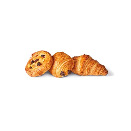 Trei produse de patiserie aurii pe fundal alb: melc cu stafide, ruladă cu ciocolată și croissant simplu.
