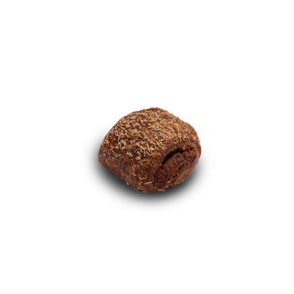 Trufă rotundă de ciocolată brigadeiro acoperită cu presărături crocante, mușcată, cu interior cremos vizibil.
