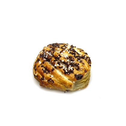 Produs de patiserie auriu și rotund cu bucăți de ciocolată, susan și zahăr perlat, pe fundal alb