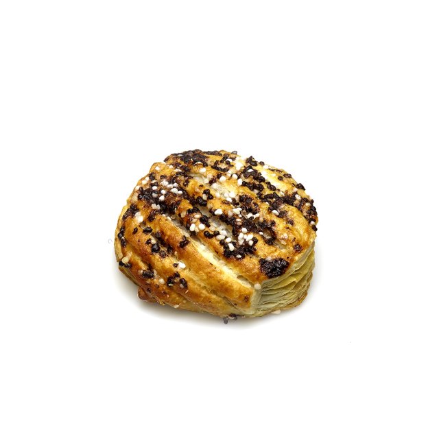 Produs de patiserie auriu și rotund cu bucăți de ciocolată, susan și zahăr perlat, pe fundal alb