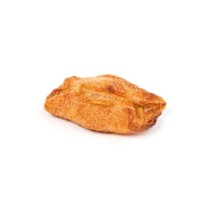 Plăcintă coaptă auriu-rumenă din foietaj, cu umplutură sărată sau de fructe, pe fundal alb.