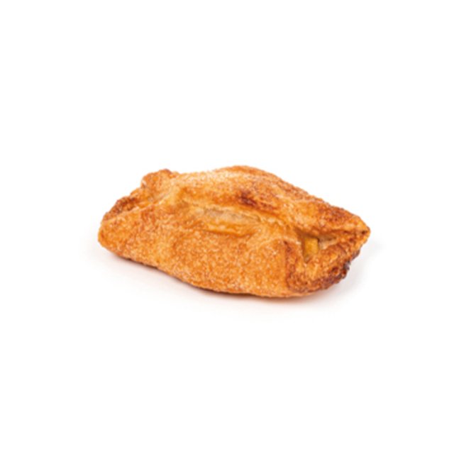 Plăcintă coaptă auriu-rumenă din foietaj, cu umplutură sărată sau de fructe, pe fundal alb.