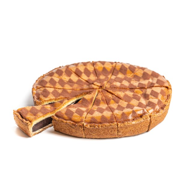 Tartă rotundă cu model în carouri maro-bej, tăiată felii, cu o felie scoasă