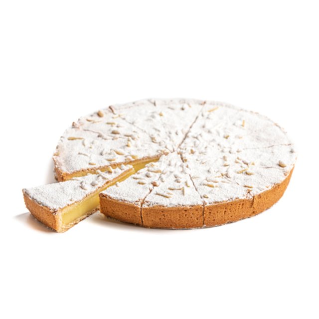 Tartă rotundă cu umplutură cremoasă și semințe de pin, presărată cu zahăr pudră, tăiată felii pe fundal alb.
