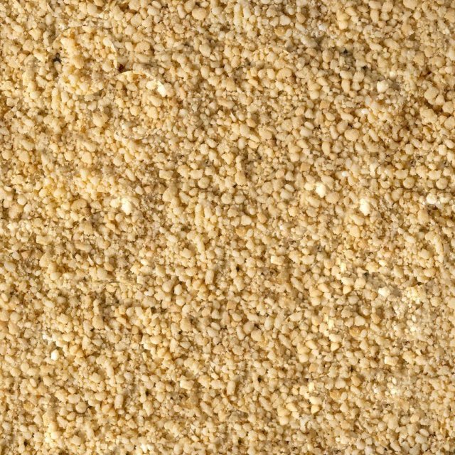 Prim-plan cu pudră galben deschis, fină și granulată, cu textură aspră și sfărâmicioasă acoperind tot cadrul.