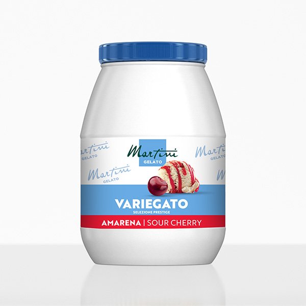 Cutie din plastic alb Martini Gelato Variegato Amarena cu capac albastru și etichetă cu vișine.