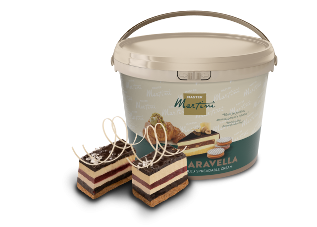 Găleată mare de cremă tartinabilă Master Martini "Aravella" lângă două felii de tort cu ciocolată răzuită.