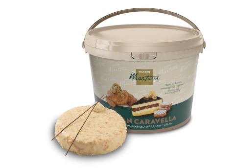 Găleată de cremă tartinabilă Master Martini Gran Caravella lângă o felie de tort decorat