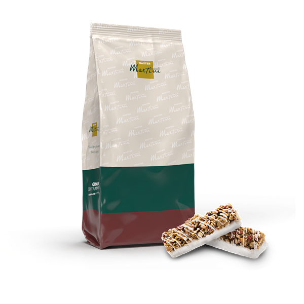 Pungă Master Martini cu etichetă verde și roșie lângă două batoane granola cu ciocolată albă