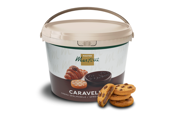 Găleată cu cremă de ciocolată Master Martini Caravella lângă biscuiți cu bucăți de ciocolată