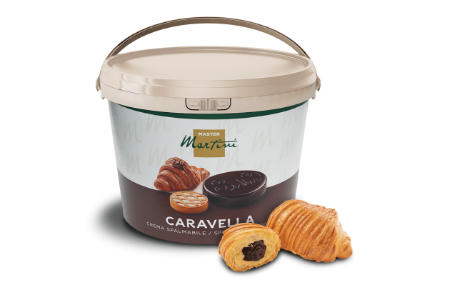 Găleată mare de cremă de ciocolată Master Martini Caravella alături de două croissante cu ciocolată.