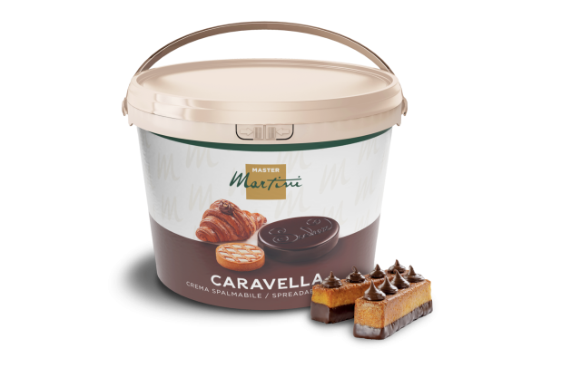 Găleată de cremă de ciocolată Master Martini Caravella lângă o felie de desert cu ciocolată.