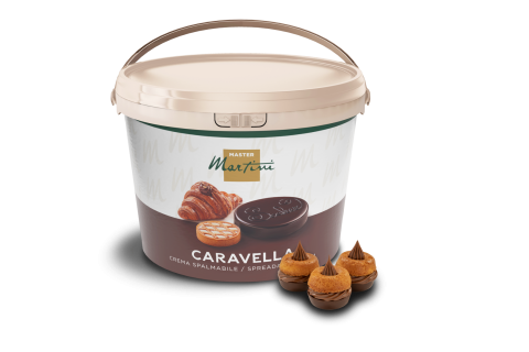 Găleată mare din plastic cu cremă tartinabilă Master Martini Caravella, alături de produse de patiserie și ciocolată