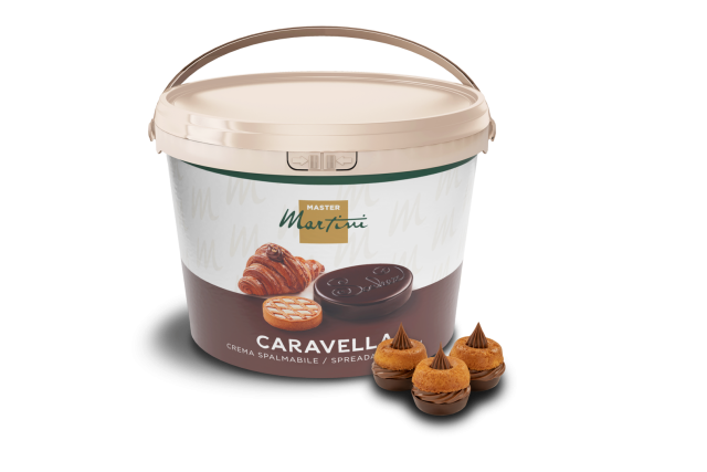 Găleată mare din plastic cu cremă tartinabilă Master Martini Caravella, alături de produse de patiserie și ciocolată