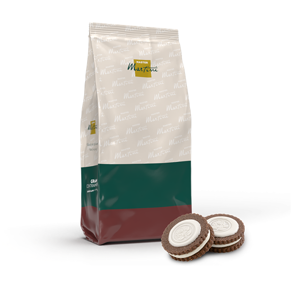 Pungă Master Martini alb-verde-bordo lângă două biscuiți cu ciocolată și cremă