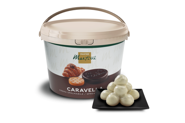 Găleată de cremă tartinabilă Master Martini Caravella cu trufe de ciocolată albă pe o farfurie pătrată neagră.