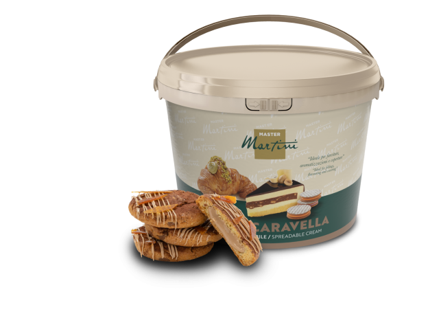 Găleată mare de cremă tartinabilă Master Martini Caravella lângă produse umplute glazurate cu ciocolată albă.