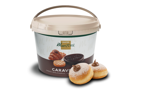 Găleată mare de cremă de ciocolată Master Martini Caravella lângă două gogoși pudrate umplute