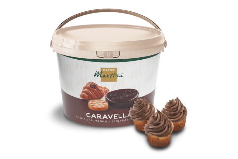Găleată de cremă tartinabilă Master Martini Caravella lângă trei brioșe cu glazură de ciocolată.